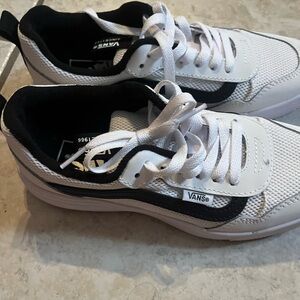 Vans Classic White and Black Sneakers youth 4 nwt